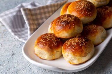 Geleneksel lezzetli el yapımı Türk hamur işi peynirli hamur işi (Türkçe adı: pogaca))