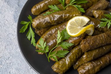 Geleneksel lezzetli Türk yemekleri; Dolma yaprak (Yaprak sarmasi)