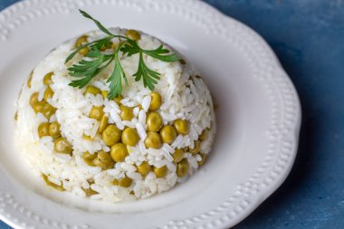 Geleneksel lezzetli Türk yemekleri; bezelye pilavı (Türkçe: Bezelyeli pilav))