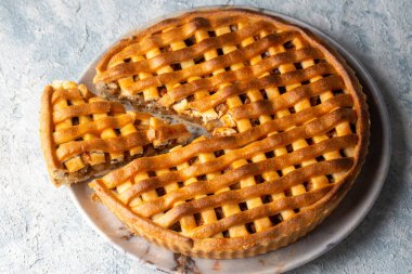 Ev yapımı organik elmalı turta, yemeye hazır.