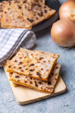 Geleneksel lezzetli Türk yemekleri; Patates Turtası (Türkçe adı; patatesli gozleme - gozleme)