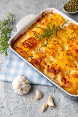 Patates graten (kremalı ve peynirli fırında patates) biberiye ve çatallı (Türk adı Kremali patatesi;)