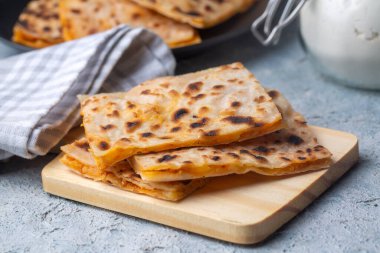 Geleneksel lezzetli Türk yemekleri; Patates Turtası (Türkçe adı; patatesli gozleme - gozleme)