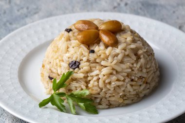 Geleneksel lezzetli Türk yemekleri; badem pirinç pilavı (Türkçe: Bademli pirinc pilavi)