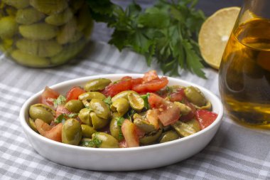 Geleneksel Türk mutfağından gurme tatları; yeşil zeytin salatası (Türkçe adı Kirma yeesil zeytin salatasi) Türkiye 'ye ait bir aroma - Antakya bölgesi.