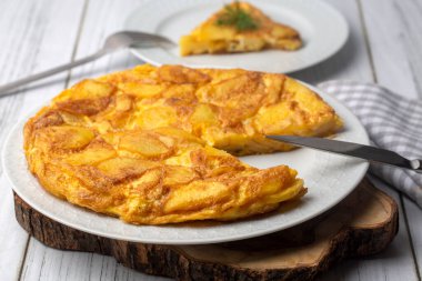 Patates omleti, patatesli yumurta (Türkçe: Yumurtali patatesi))