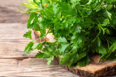 Ahşap arka planda taze maydanoz.
