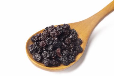 Beyaz arka planda kurutulmuş üzümler