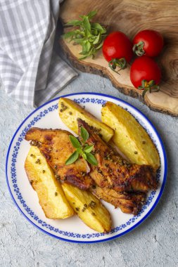 Türk yemeği; fırında tavuk ve patates (Türkçe adı; firinda tavuk patatesi)