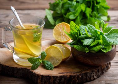 Limonlu ve naneli çay (Türkçe adı; nane limon cayi))