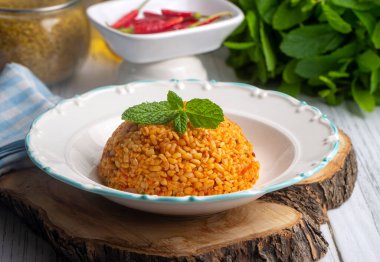 Tabakta domates sosu bulunan geleneksel Türk bulgur pilavı (Türkçe adı; meyhane pilavi))