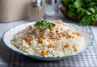 Geleneksel lezzetli Türk yemekleri; Nohutlu pilav ve tavuklu pilav (Türkçe adı: Tavuklu nohutlu pilav))