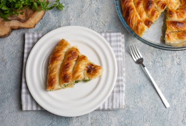 Türk Tepsi Boregi, Yuvarlak Borek, Tepsi hamur işi (Türkçe adı; rulo borek - ispanakli borek)