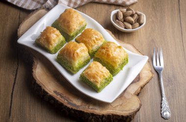 Geleneksel lezzetli Türk tatlısı; şam fıstıklı baklava (Türkçe adı; kuru baklava)