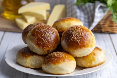 Geleneksel lezzetli el yapımı Türk hamur işi peynirli hamur işi (Türkçe adı: pogaca))