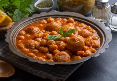 Geleneksel lezzetli Türk yemekleri; Bulgur çorbası (Türkçe adı; Anali Kizli, icli kofte)