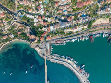 Alanya - Türkiye, 11 Ağustos 2023, Antalya 'daki Alanya Körfezi' nin havadan görünüşü. Açık gökyüzü olan deniz ve şehir. Kizil Kule - Alanya