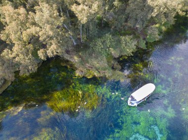 Türkiye Akyaka Azmak Nehri, seyahat konsepti fotoğrafı, insansız hava aracıyla yukarıdan manzara. Akyaka Kadin Azmagi. Akyaka, Mugla ilinin kıyı kentidir..