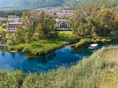 Türkiye Akyaka Azmak Nehri, seyahat konsepti fotoğrafı, insansız hava aracıyla yukarıdan manzara. Akyaka Kadin Azmagi. Akyaka, Mugla ilinin kıyı kentidir..