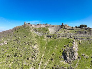 Antik Pergamon Akropolis şehrinin insansız hava aracı saldırısı. İzmir - Türkiye