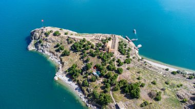 Van Gölü 'ndeki Akdamar Adası. Kutsal Haç Ermeni Katedrali - Akdamar - Ahtamara - Türkiye