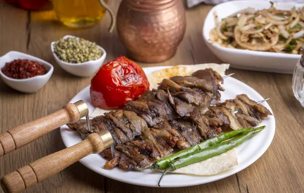 Традиционная Вкусная Турецкая Кухня Oltu Cag Kebabi Doner Grilled Kebab — стоковое фото
