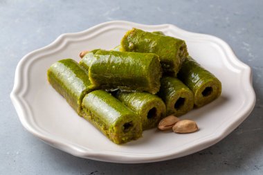 Fıstıklı baklava. Geleneksel Orta Doğu lezzetleri. Baklava 'nın yerel adı Fistkli Baklava veya fistkli dolama' dır. Türk tarzı şam fıstığı baklava sunumu ve hizmeti
