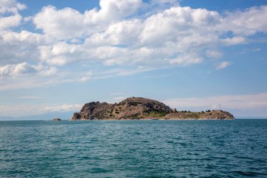 Van Gölü 'ndeki Akdamar Adası. Kutsal Haç Ermeni Katedrali - Akdamar - Ahtamara - Türkiye