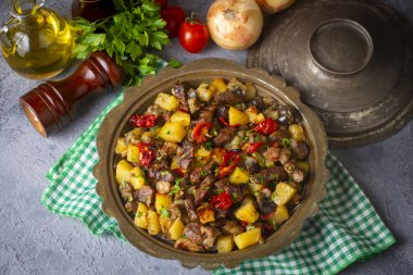 Türk mutfağından; et, sebze kebabı, güveç. Türk ismi; Maras Tava veya Kahramanmaras Tava - Orman Kebabi