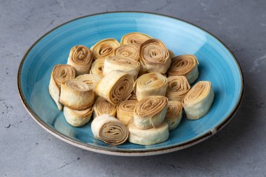 Silor adında Artvin 'den gelen Türk Yemeği rulo ve kızarmış fileto. Mavi tabakta silor.