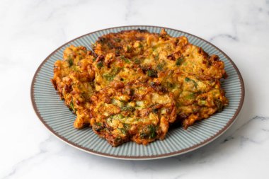 Mucver, geleneksel Türk yemekleri. (Türk mutfağı) Kabaklı ev yemeği.