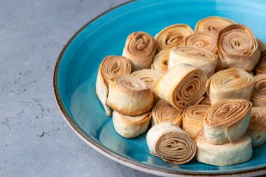 Silor adında Artvin 'den gelen Türk Yemeği rulo ve kızarmış fileto. Mavi tabakta silor.