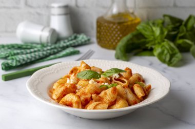 Domatesli ravioli makarna ya da peynirli makarna şeklinde pipo.