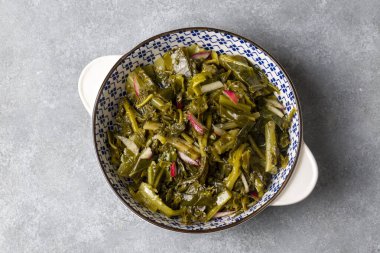 Geleneksel Türk aperatifleri; Ege salatası, turp salatası. Türkçe adı: ege otlari mezesi veya salatasi