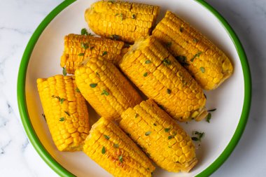 Tatlı haşlanmış mısır, yemek konsepti fotoğrafı.