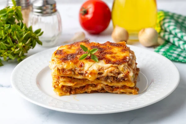 Portion Ground Beef Lasagna Topped Melted Cheese Garnished Fresh Parsley — Stockfoto