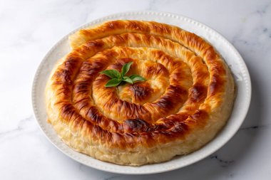 Türk Tepsi Boregi, Yuvarlak Borek, Tepsi hamur işi (Türkçe adı; rulo borek - ispanakli borek)