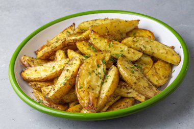 Fırında patates çok lezzetli görünüyor..