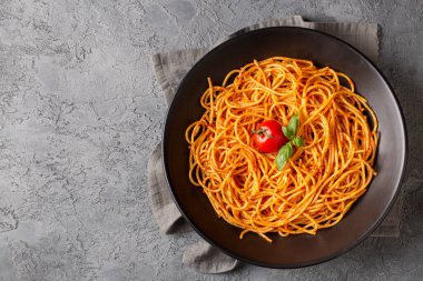 Lezzetli iştah açıcı klasik İtalyan spagettisi domates soslu makarna, peynirli parmesan peynirli fesleğen ve beyaz mermer masada makarna pişirmek için malzemeler..
