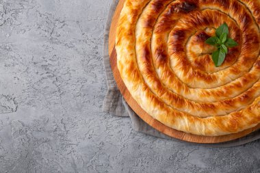 Türk Tepsi Boregi, Yuvarlak Borek, Tepsi hamur işi (Türkçe adı; rulo borek - ispanakli borek)