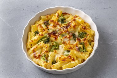 Brokoli ve tavuklu makarna. Brokoli, peynir ve fırında makarna sosu..