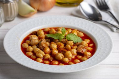 Geleneksel lezzetli Türk yemekleri; etli Türk Gıda Nohutları. Türkçe adı: Etli nohut