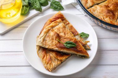 Spanakopita, ıspanaklı ve peynirli Yunan usulü börek. Lezzetli el yapımı turtalar. Türkçe adı; el acmasi borek