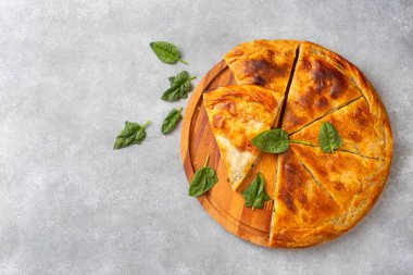 Spanakopita, ıspanaklı ve peynirli Yunan usulü börek. Lezzetli el yapımı turtalar. Türkçe adı; el acmasi borek