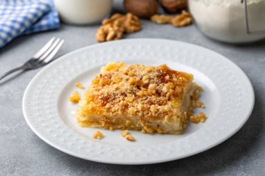 Laz hamur işi; fillo hamuru, tereyağı, puding ve şerbetten yapılan bir tatlı. Türkçe adı: Laz boregi