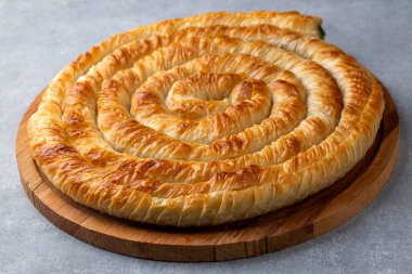 Türk Tepsi Boregi, Yuvarlak Borek, Tepsi hamur işi (Türkçe adı; rulo borek)