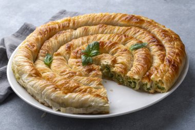 Türk Tepsi Boregi, Yuvarlak Borek, Tepsi hamur işi (Türkçe adı; rulo borek)