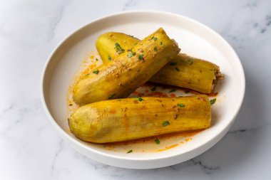 Geleneksel Türk mutfağından alınmış et ile doldurulmuş kabak. Türkçe adı: etli kabak dolmasi