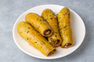 Geleneksel Türk mutfağından alınmış et ile doldurulmuş kabak. Türkçe adı: etli kabak dolmasi