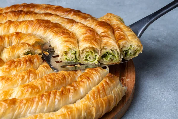 Türk Tepsi Boregi, Yuvarlak Borek, Tepsi hamur işi (Türkçe adı; rulo borek - ispanakli borek)